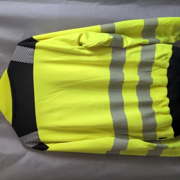 Men's Yellow and Black Lightweight Jacket - Picture 12 of 16